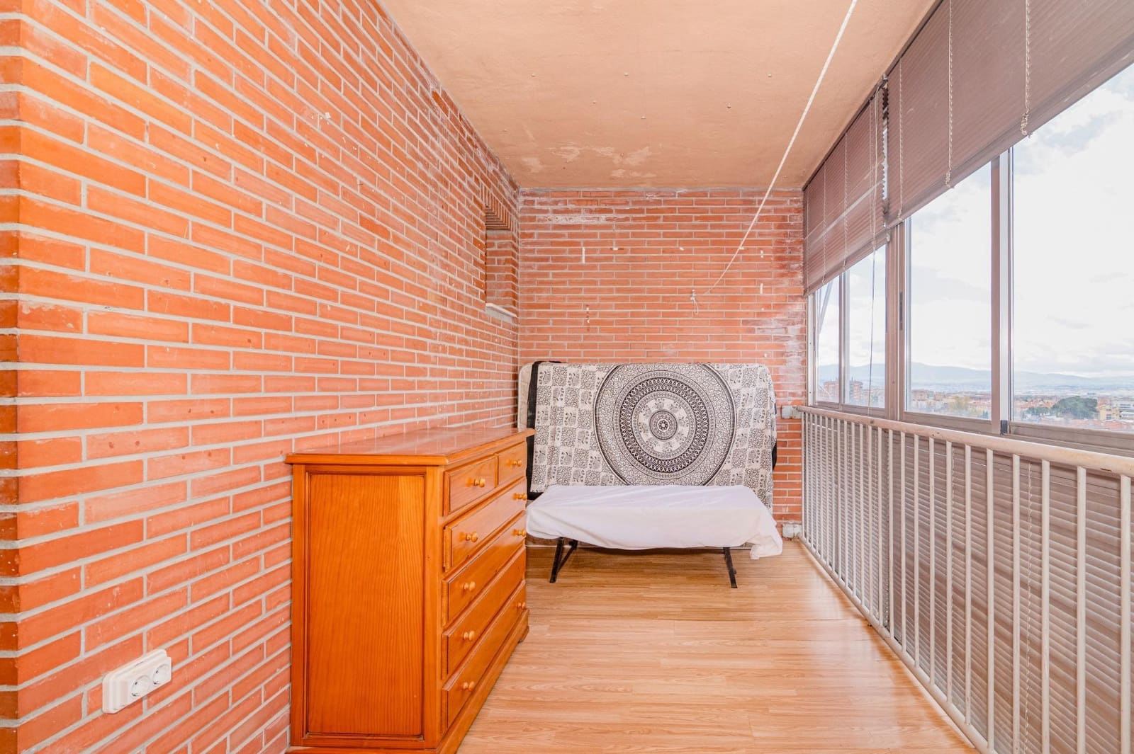 4 bedroom Apartment for sale in Granada city with garage - € 218,000 (Ref: 9674864)