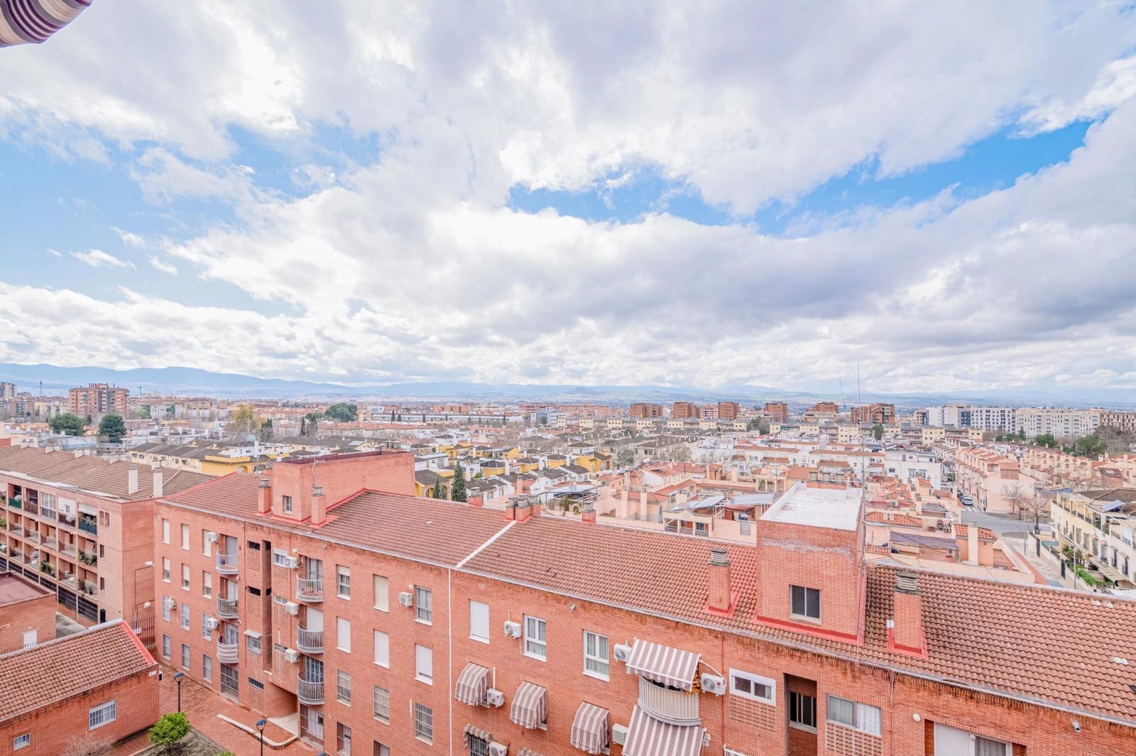 4 bedroom Apartment for sale in Granada city with garage - € 218,000 (Ref: 9674864)