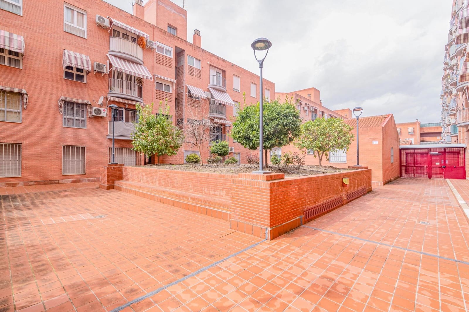 4 bedroom Apartment for sale in Granada city with garage - € 218,000 (Ref: 9674864)