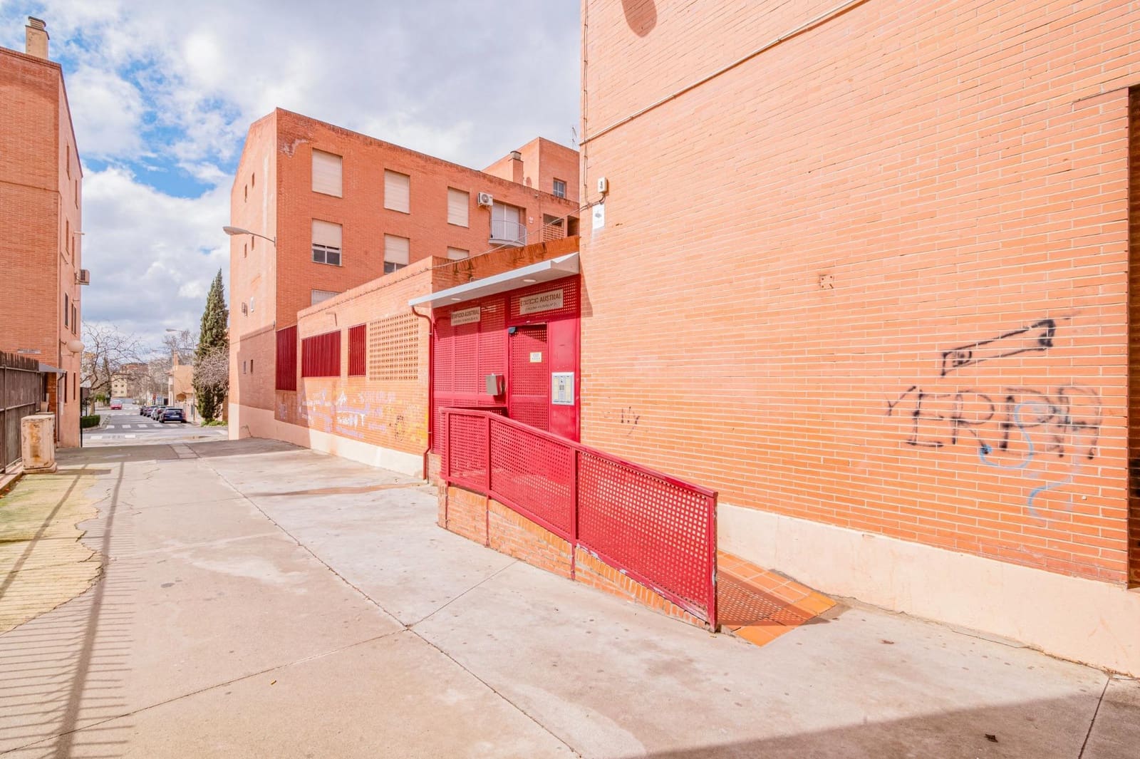 4 bedroom Apartment for sale in Granada city with garage - € 218,000 (Ref: 9674864)