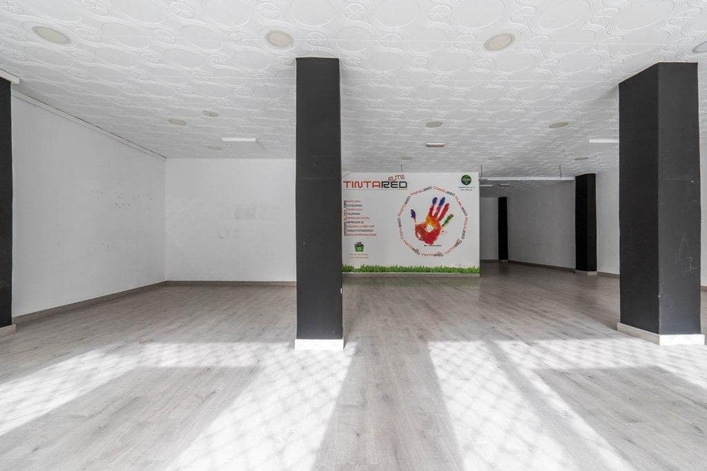 Kommersiell til salgs i Granada by - € 235 000 (Ref: 9674866)