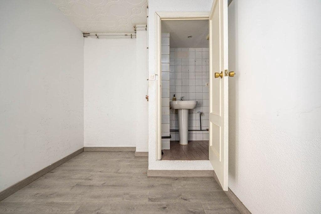 Kommersiell til salgs i Granada by - € 235 000 (Ref: 9674866)