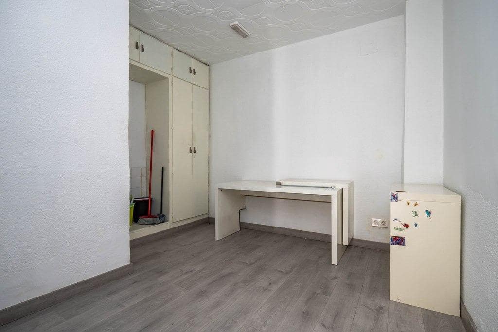 Kommersiell til salgs i Granada by - € 235 000 (Ref: 9674866)