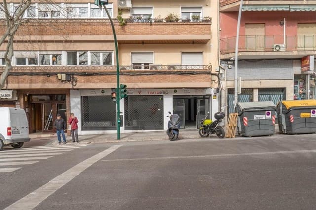 Kommersiell til salgs i Pajaritos - Plaza de Toros, Granada by - € 235 000 (Ref: 9674866)