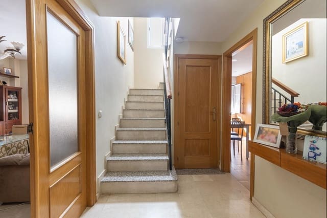 4 sovrum Semi-fristående Villa till salu i Albolote med garage - 299 900 € (Ref: 9674879)