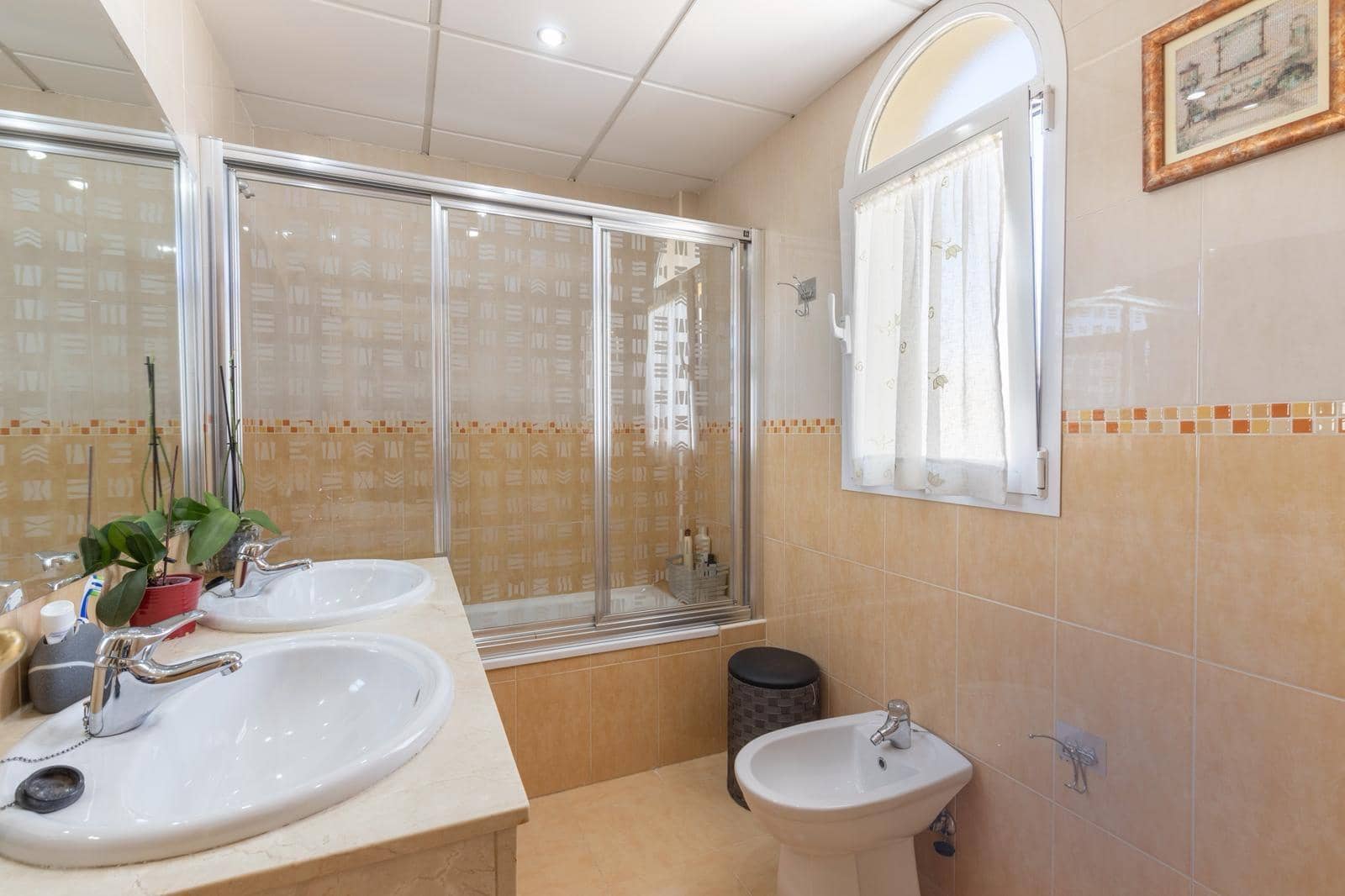 4 sovrum Semi-fristående Villa till salu i Albolote med garage - 299 900 € (Ref: 9674879)