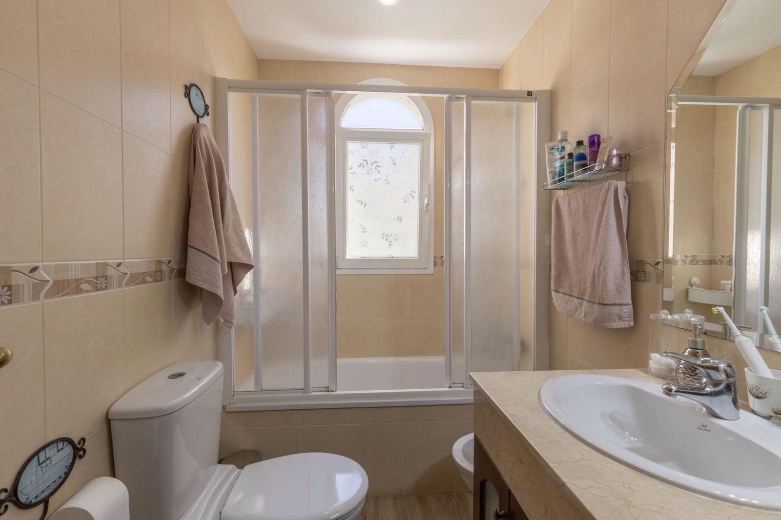 4 sovrum Semi-fristående Villa till salu i Albolote med garage - 299 900 € (Ref: 9674879)