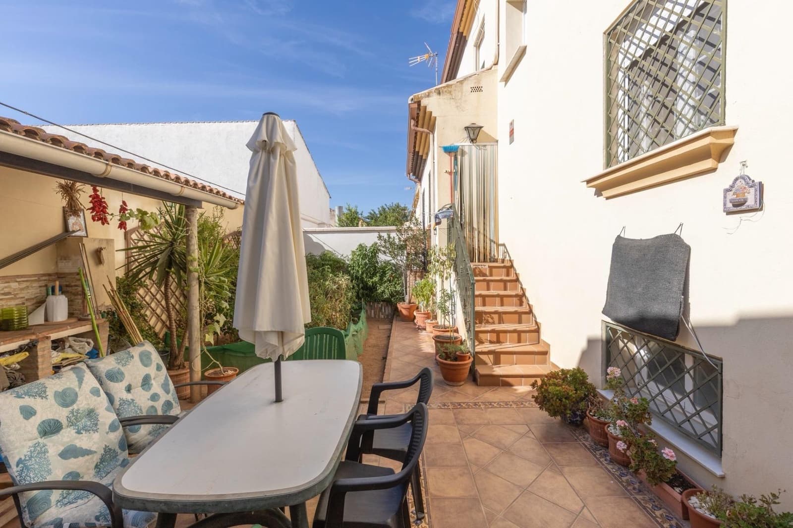 4 sovrum Semi-fristående Villa till salu i Albolote med garage - 299 900 € (Ref: 9674879)