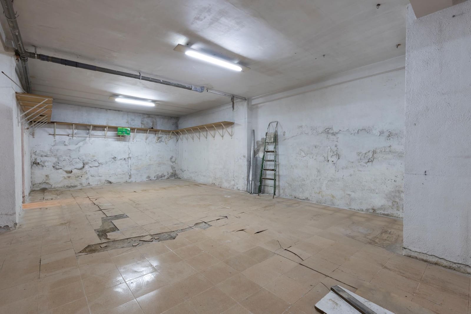 Commercieel te koop in Granada stad - € 123.500 (Ref: 9674894)