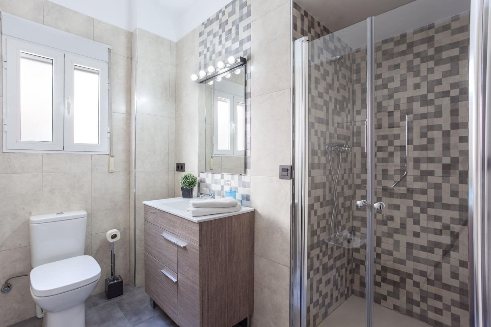 Apartamento de 14 habitaciones en Granada ciudad en venta - 1.175.000 € (Ref: 9674896)