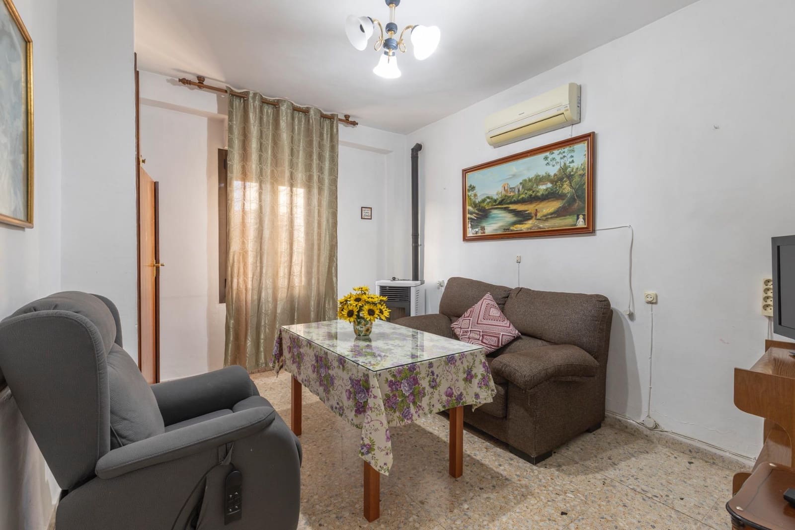 3 bedroom Villa for sale in Huetor Tajar with garage - € 170,000 (Ref: 9674897)