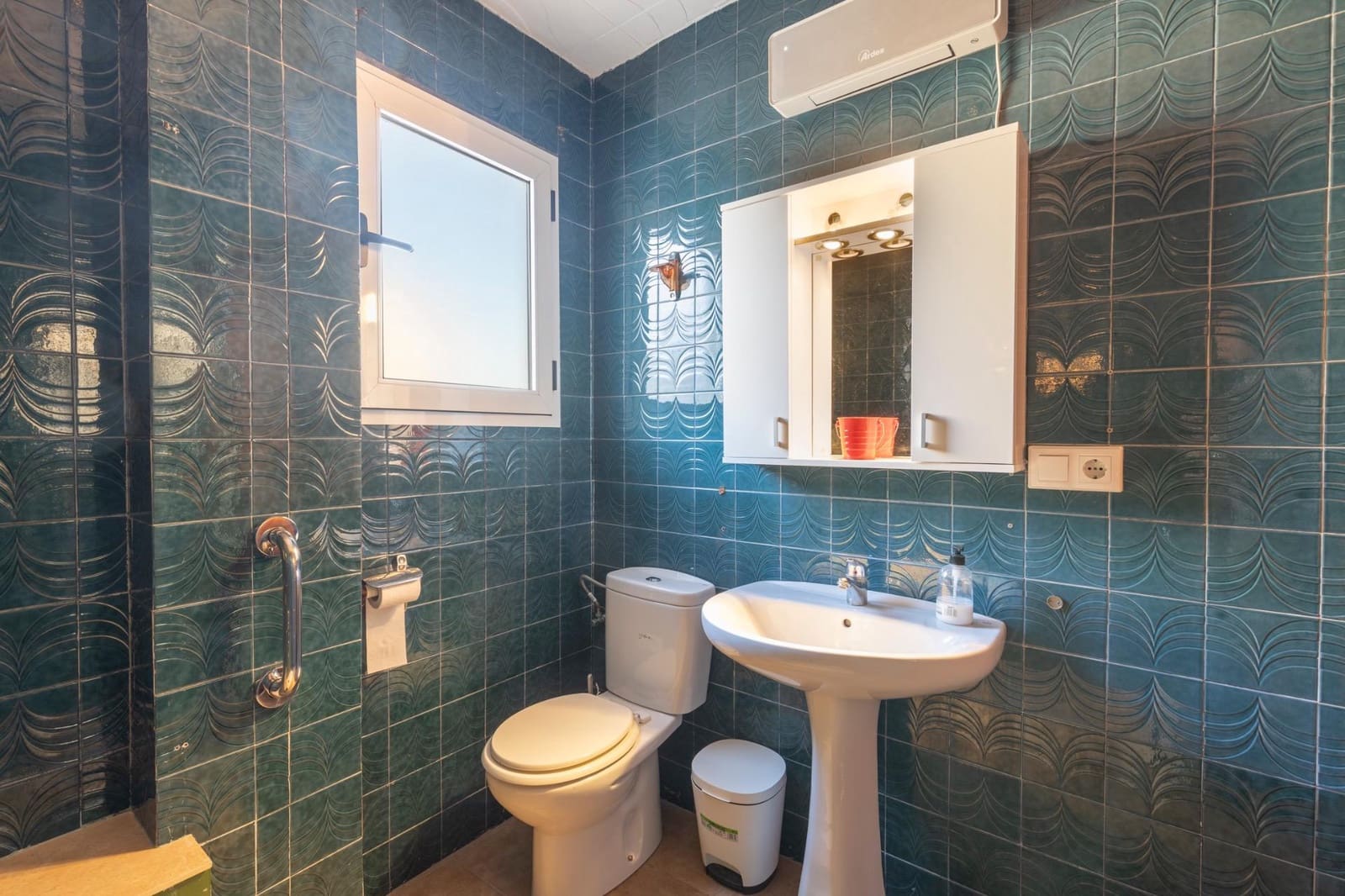 3 bedroom Villa for sale in Huetor Tajar with garage - € 170,000 (Ref: 9674897)