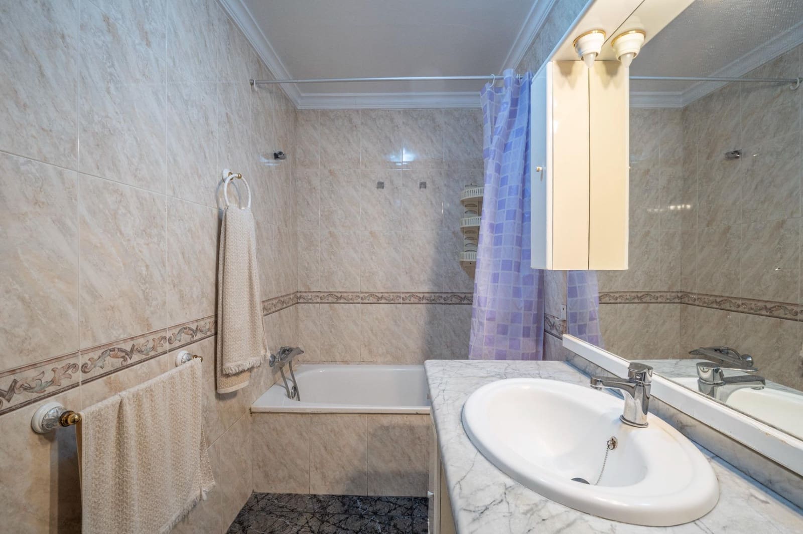 Casa de 5 habitaciones en Atarfe en venta - 140.000 € (Ref: 9674898)