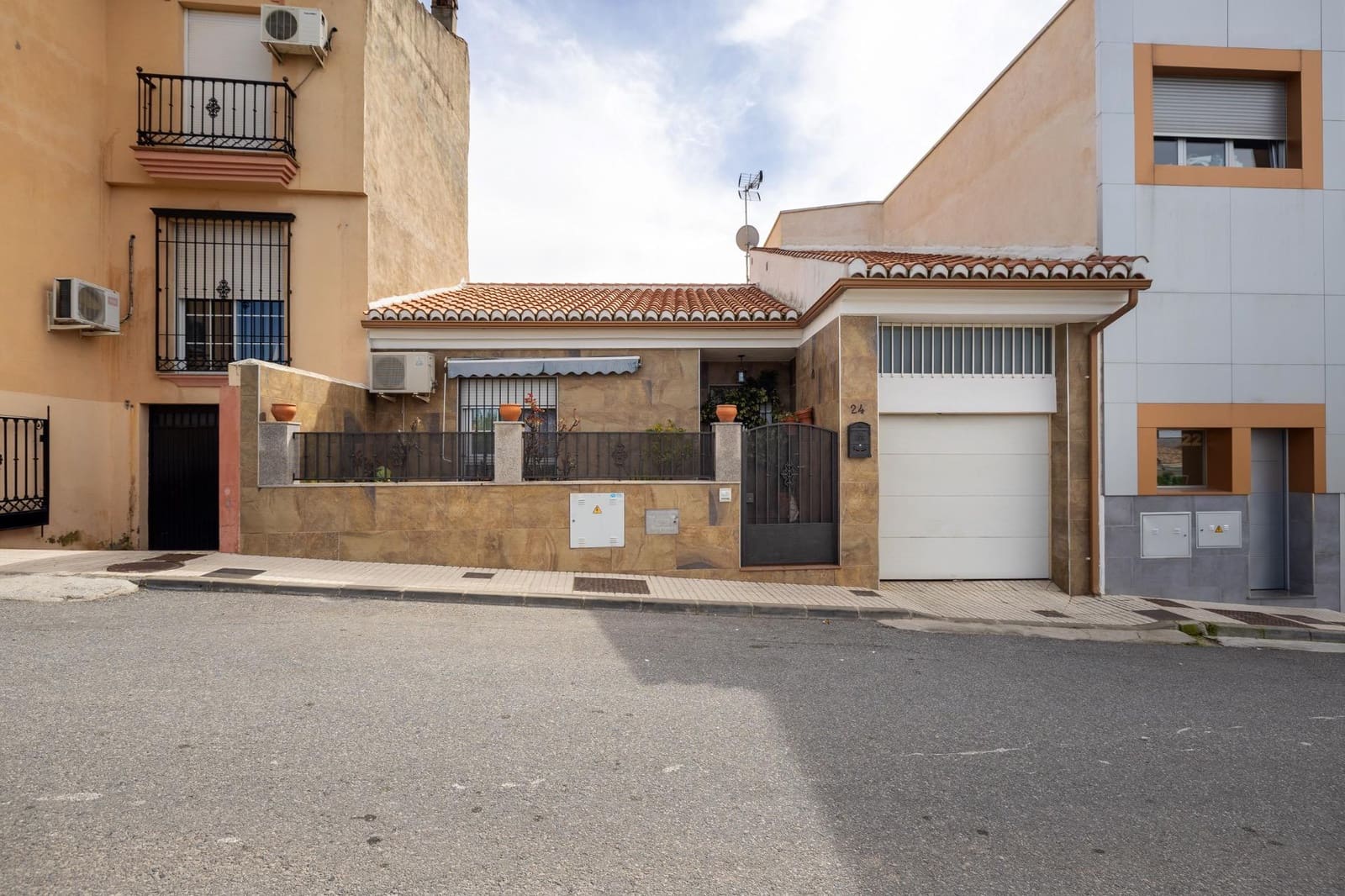 3 bedroom Terraced Villa for sale in Peligros with garage - € 229,000 (Ref: 9674900)