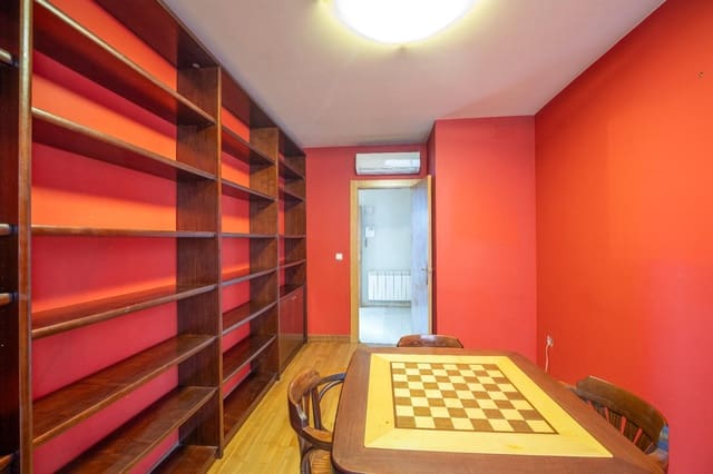 4 bedroom Flat for sale in Centro, Granada city - € 358,000 (Ref: 9674907)