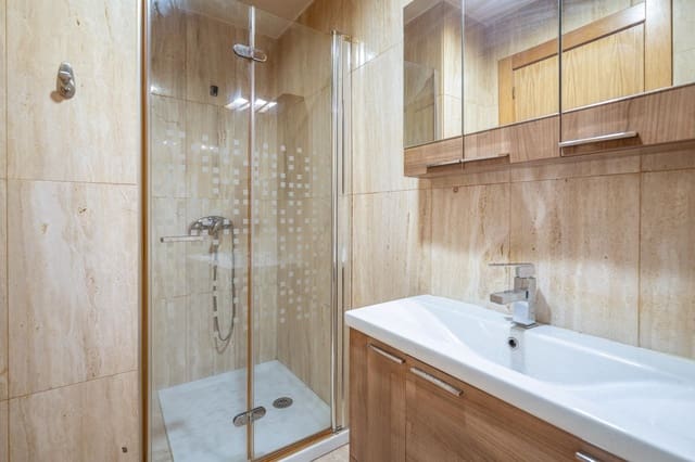 4 bedroom Flat for sale in Centro, Granada city - € 358,000 (Ref: 9674907)