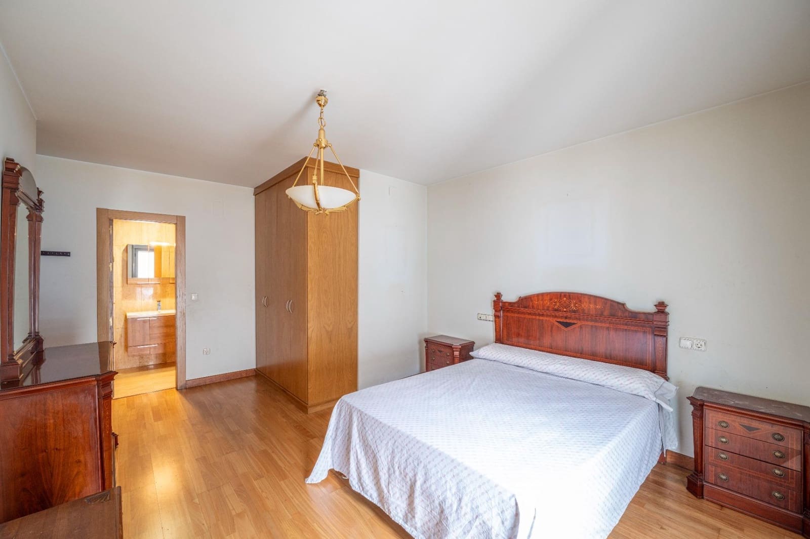 4 bedroom Flat for sale in Granada city - € 358,000 (Ref: 9674907)