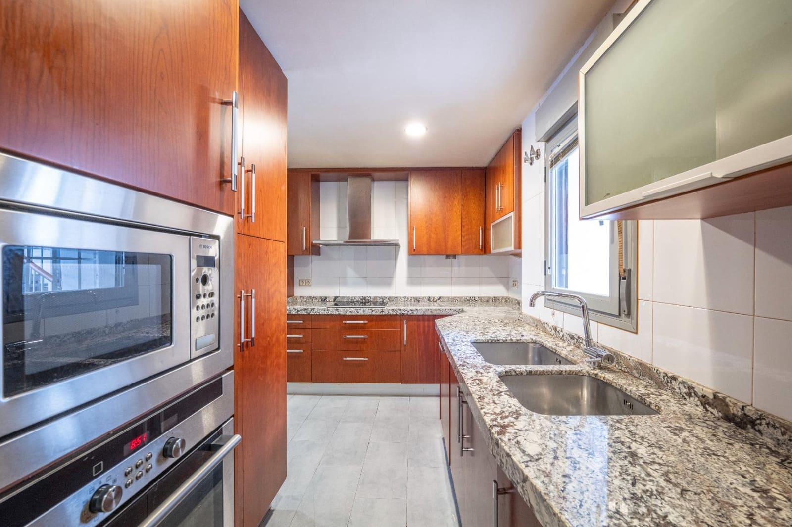 4 bedroom Flat for sale in Granada city - € 358,000 (Ref: 9674907)