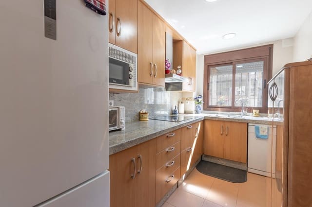 Piso de 2 habitaciones en La Zubia en venta con piscina - 160.000 € (Ref: 9674912)