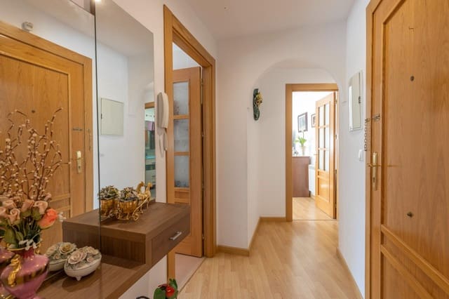 Piso de 2 habitaciones en La Zubia en venta con piscina - 160.000 € (Ref: 9674912)