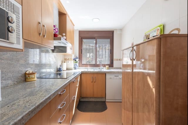 Piso de 2 habitaciones en La Zubia en venta con piscina - 160.000 € (Ref: 9674912)