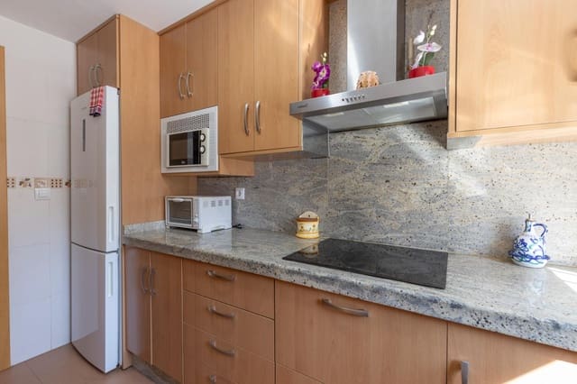 Piso de 2 habitaciones en La Zubia en venta con piscina - 160.000 € (Ref: 9674912)