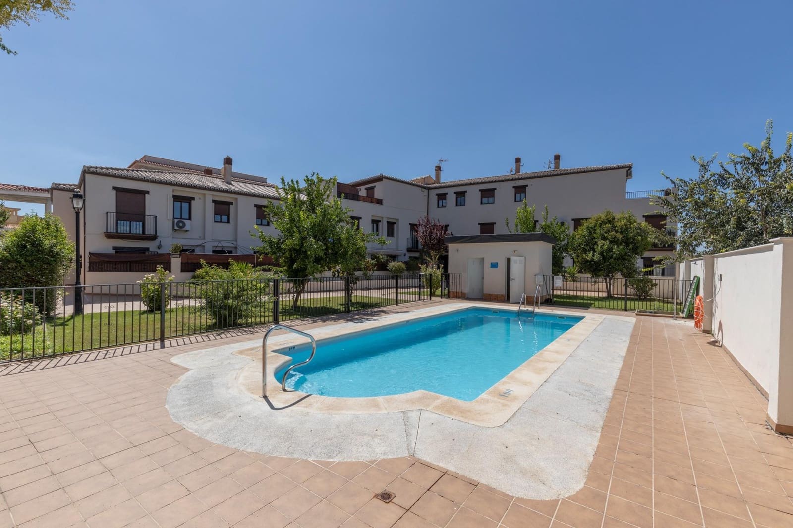 Piso de 2 habitaciones en La Zubia en venta con piscina - 160.000 € (Ref: 9674912)