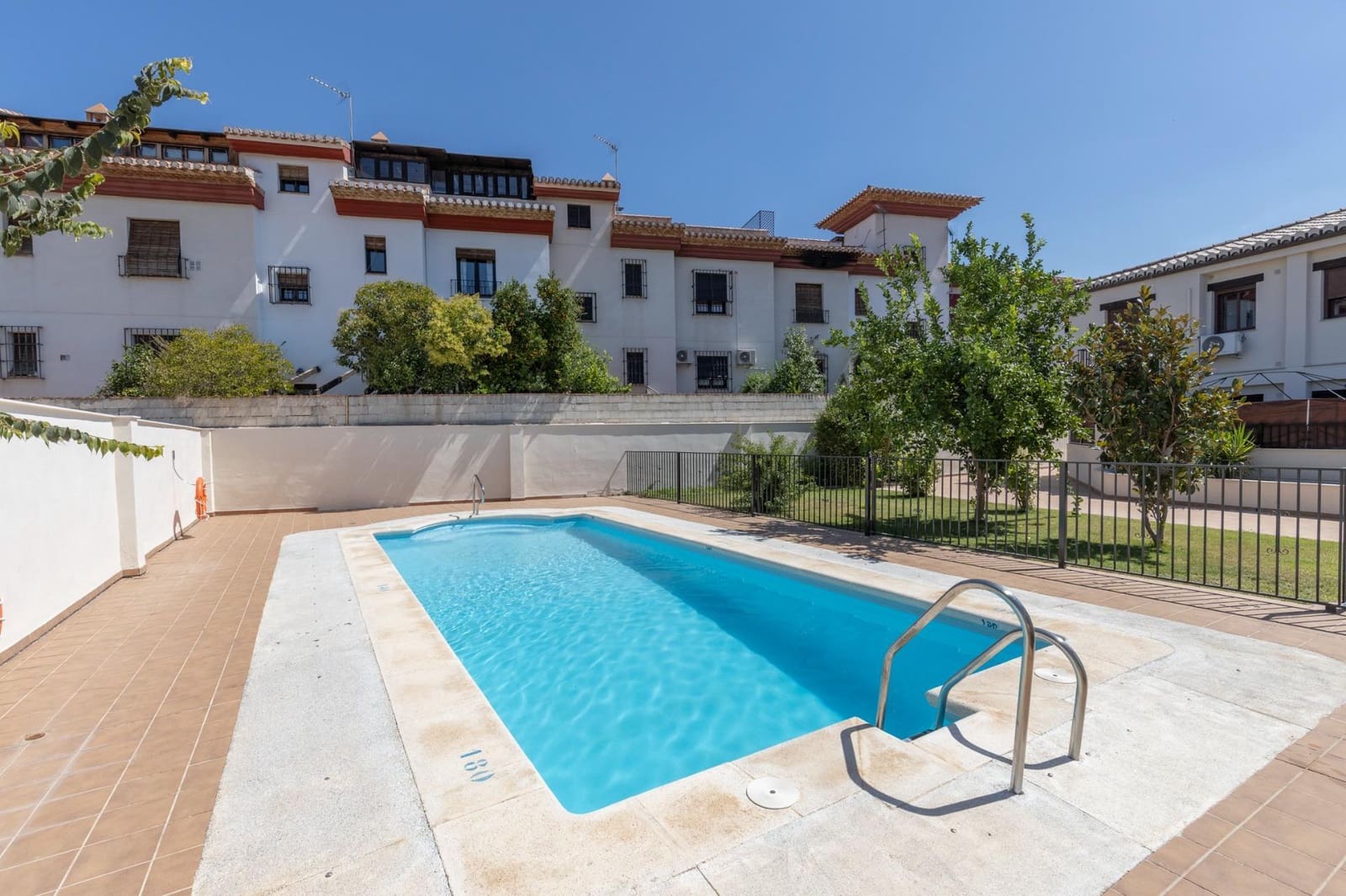 Piso de 2 habitaciones en La Zubia en venta con piscina - 160.000 € (Ref: 9674912)