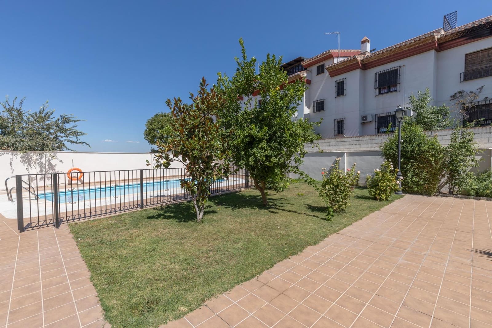 Piso de 2 habitaciones en La Zubia en venta con piscina - 160.000 € (Ref: 9674912)