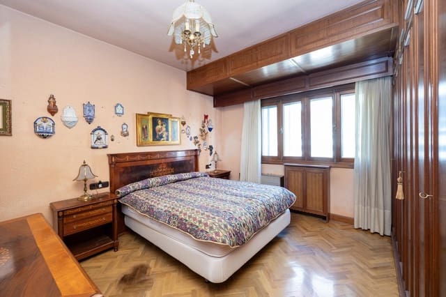 2 bedroom Flat for sale in Centro, Granada city - € 360,000 (Ref: 9674914)