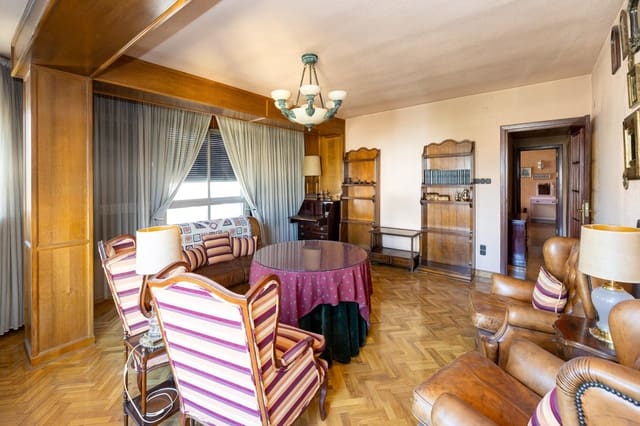 2 bedroom Flat for sale in Centro, Granada city - € 360,000 (Ref: 9674914)