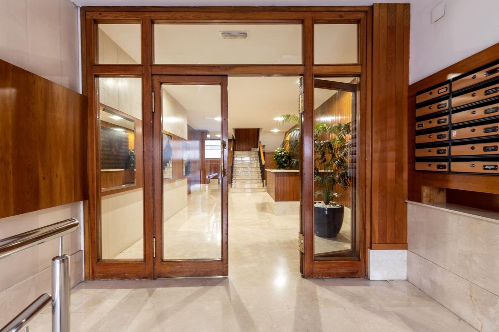 7 bedroom Flat for sale in Granada city with garage - € 850,000 (Ref: 9674919)