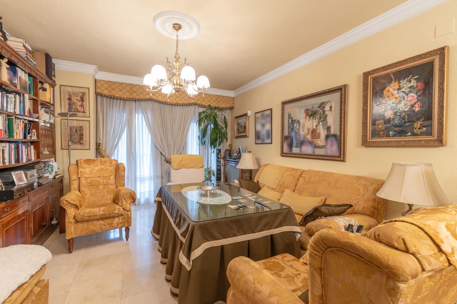 7 bedroom Flat for sale in Granada city with garage - € 850,000 (Ref: 9674919)