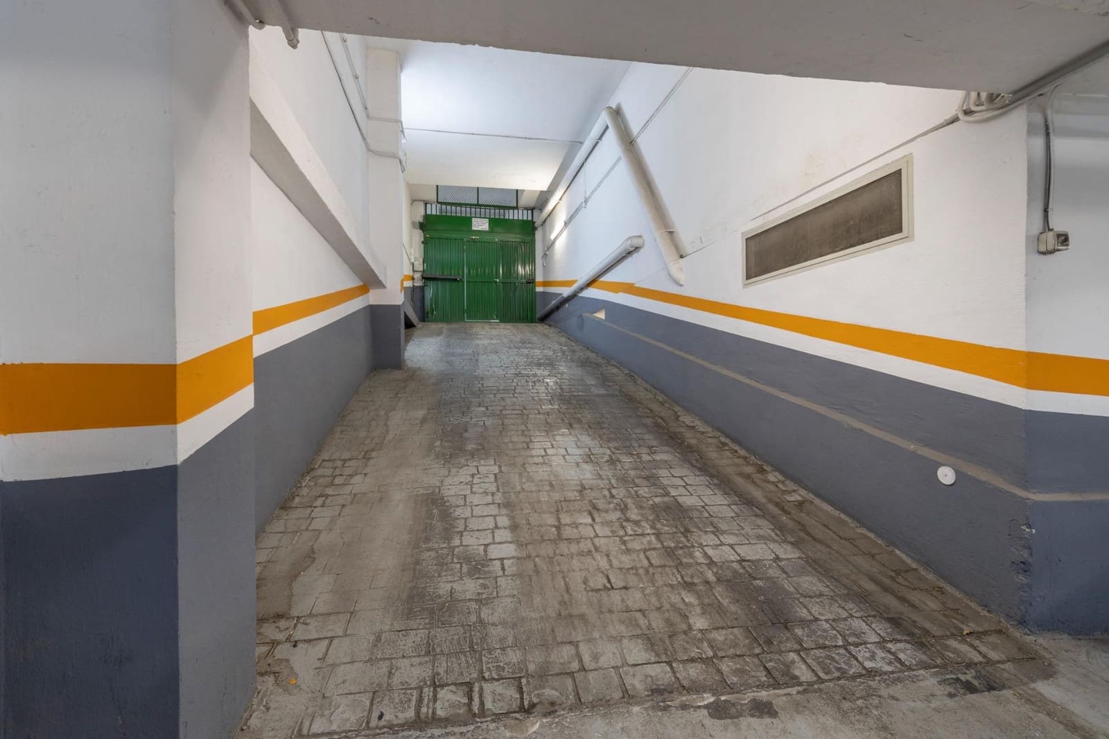 7 bedroom Flat for sale in Granada city with garage - € 850,000 (Ref: 9674919)