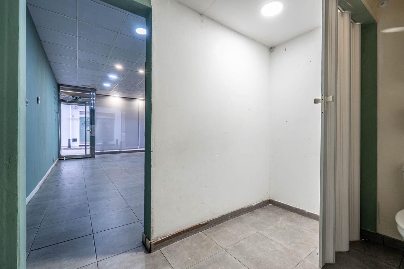 Kaupallinen myytävänä paikassa Armilla - 105 000 € (Ref: 9674921)