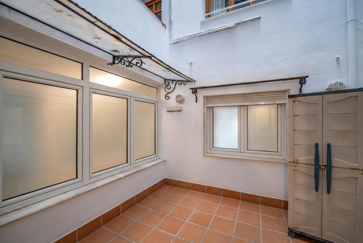 4 bedroom Flat for sale in Granada city with garage - € 528,000 (Ref: 9674932)