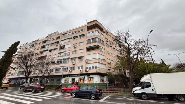 4 bedroom Flat for sale in Granada city with garage - € 528,000 (Ref: 9674932)