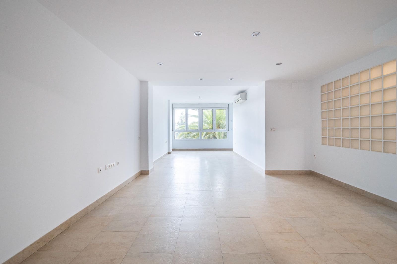 4 bedroom Flat for sale in Granada city with garage - € 528,000 (Ref: 9674932)