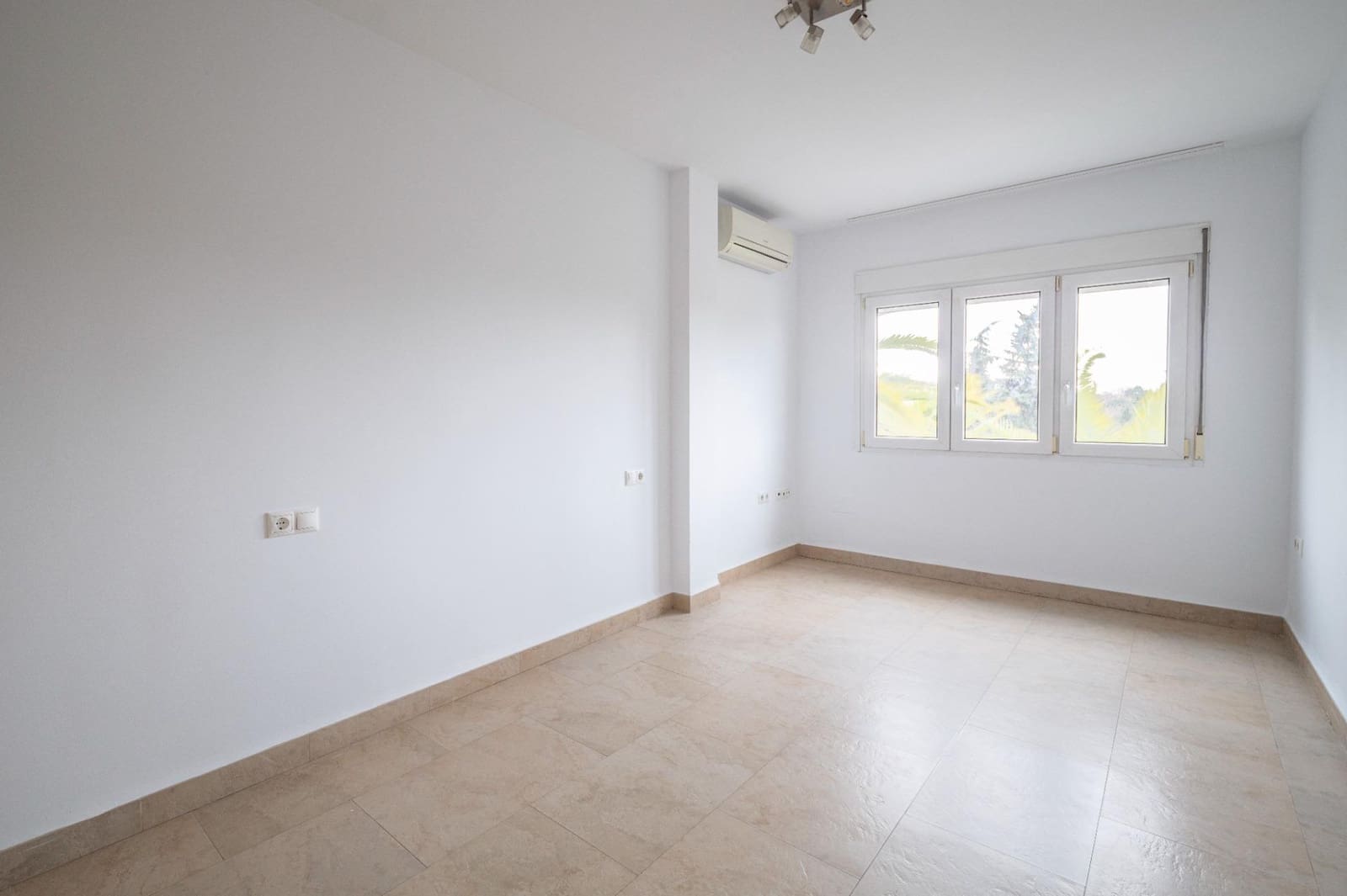 4 bedroom Flat for sale in Granada city with garage - € 528,000 (Ref: 9674932)