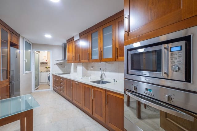 4 bedroom Flat for sale in Granada city with garage - € 528,000 (Ref: 9674932)