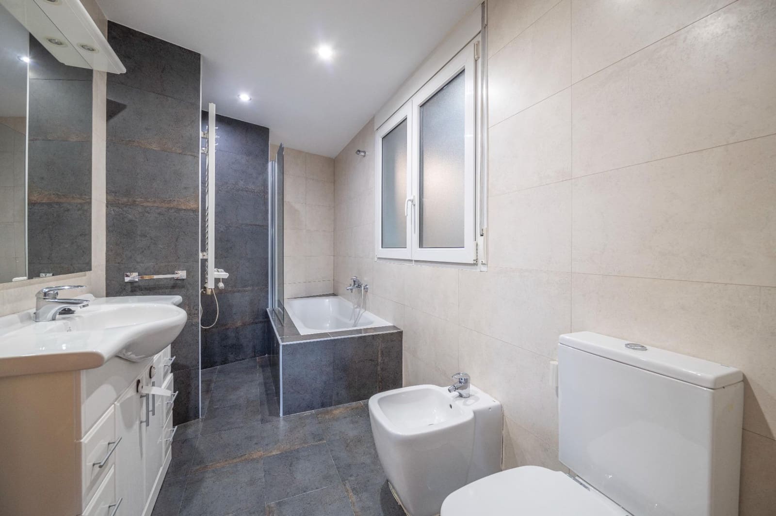 4 bedroom Flat for sale in Granada city with garage - € 528,000 (Ref: 9674932)