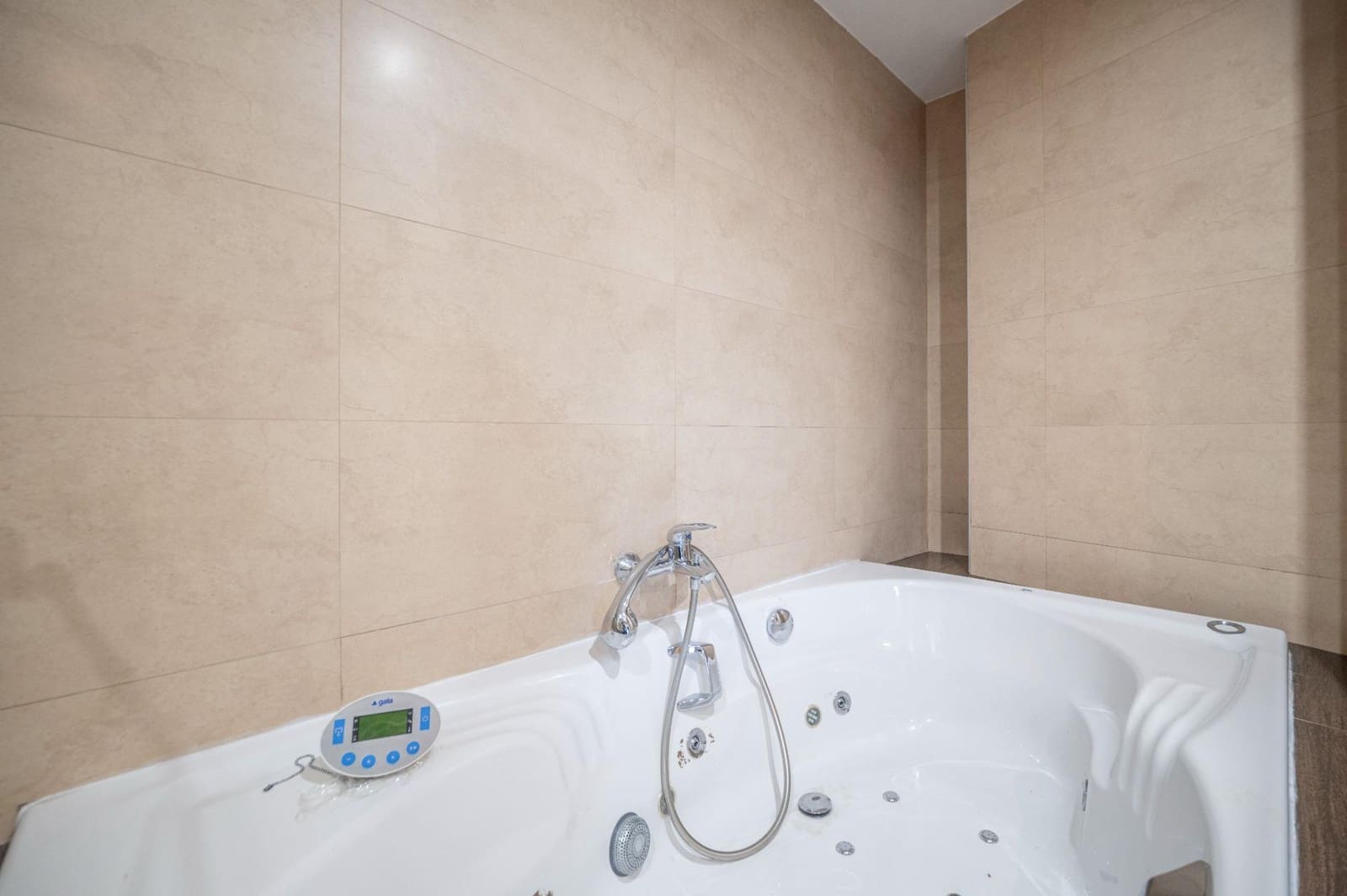 4 bedroom Flat for sale in Granada city with garage - € 528,000 (Ref: 9674932)