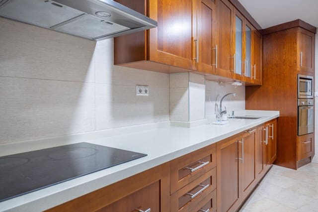 4 bedroom Flat for sale in Granada city with garage - € 528,000 (Ref: 9674932)