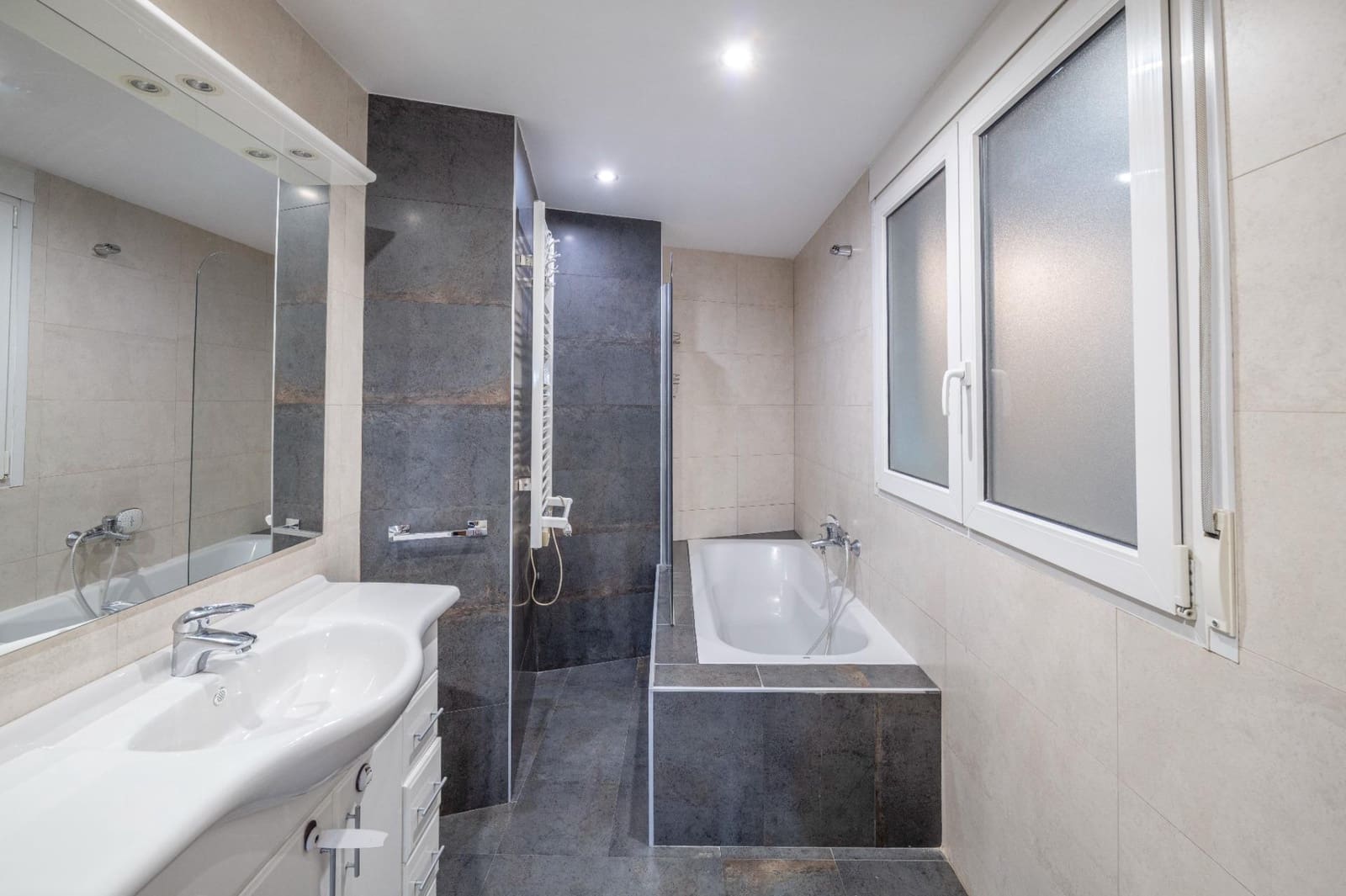 4 bedroom Flat for sale in Granada city with garage - € 528,000 (Ref: 9674932)