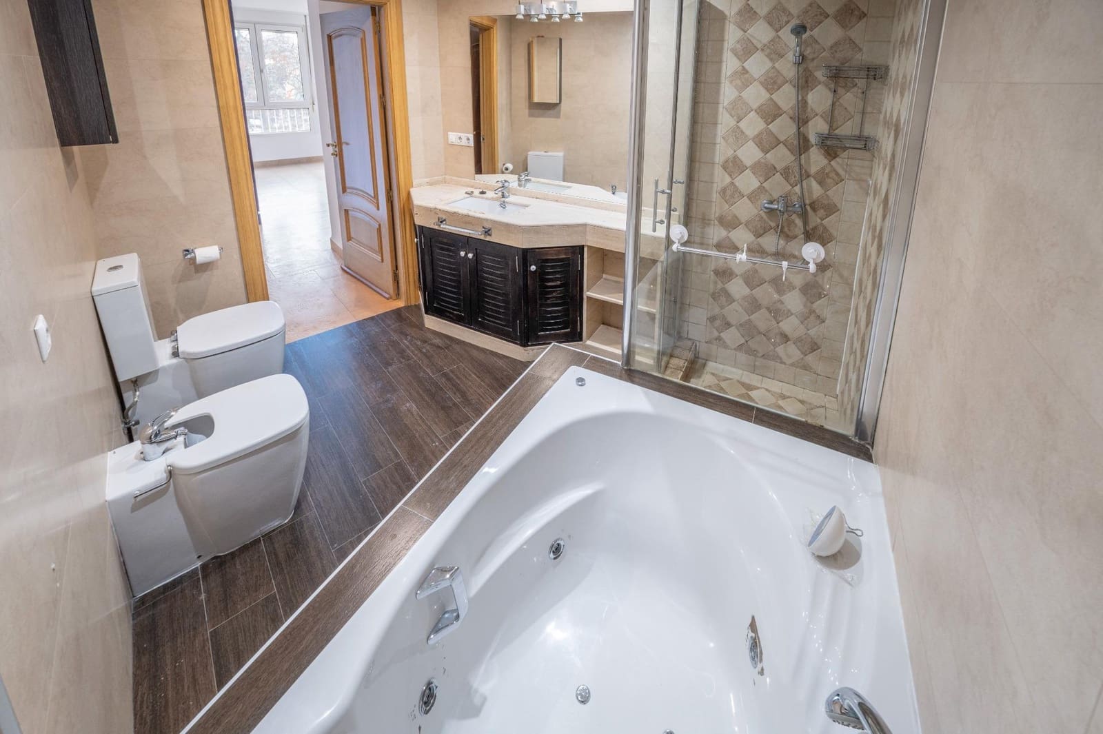 4 bedroom Flat for sale in Granada city with garage - € 528,000 (Ref: 9674932)