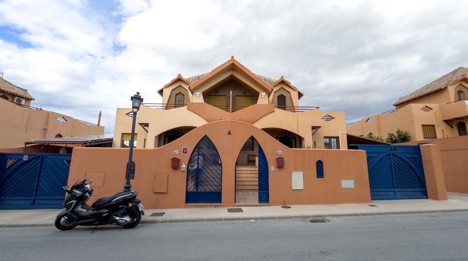 Pareado de 4 habitaciones en Las Gabias en venta con piscina garaje - 384.900 € (Ref: 9674937)