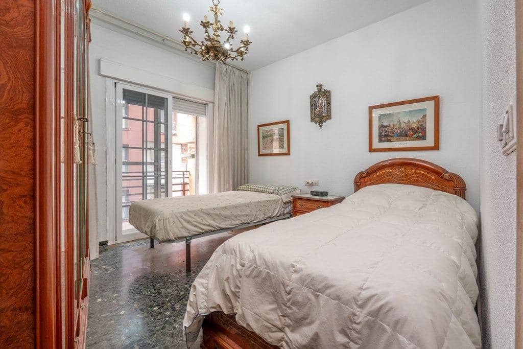 4 bedroom Flat for sale in Granada city with garage - € 410,000 (Ref: 9674945)