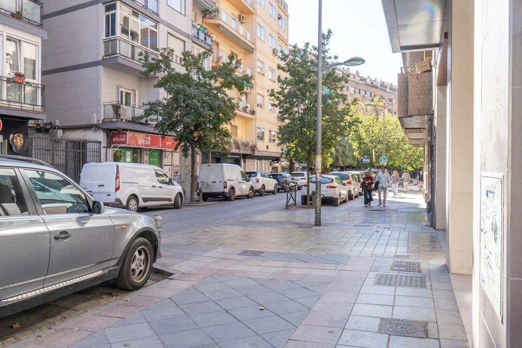 4 bedroom Flat for sale in Granada city with garage - € 410,000 (Ref: 9674945)
