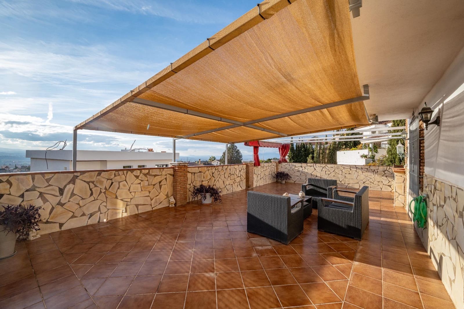 Chalet de 5 habitaciones en Huétor Vega en venta con garaje - 419.000 € (Ref: 9674972)