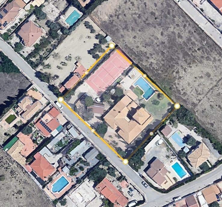 Chalet de 7 habitaciones en Alhendín en venta con piscina garaje - 599.000 € (Ref: 9674975)